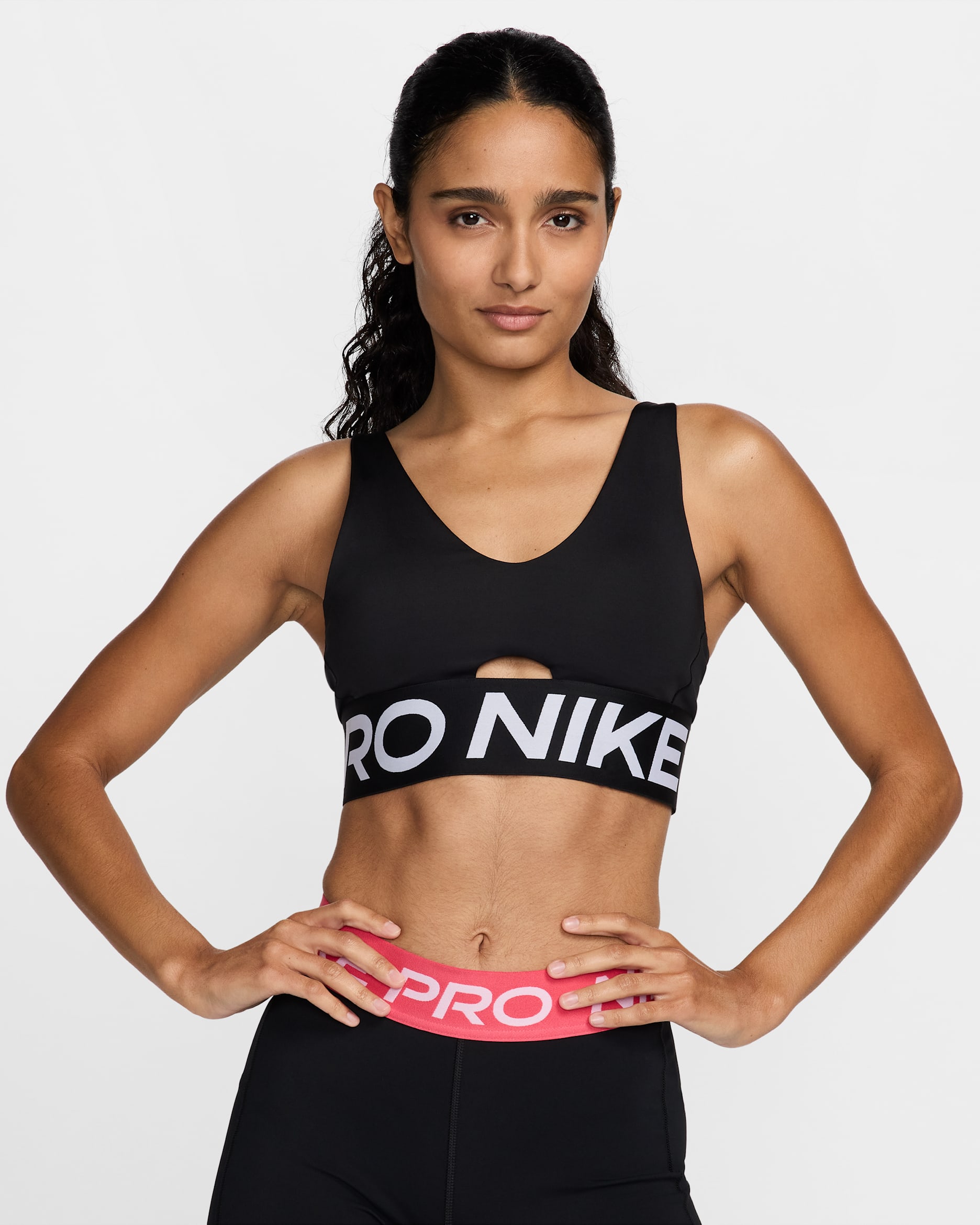 (取寄) ナイキ レディース プロ インディ バンジ ミディアム サポート ブラ Nike women Pro Indy Plunge Medium Support Bra Black/White/White Nike Pro Indy Plunge Women's Medium-Support Padded Sports Bra